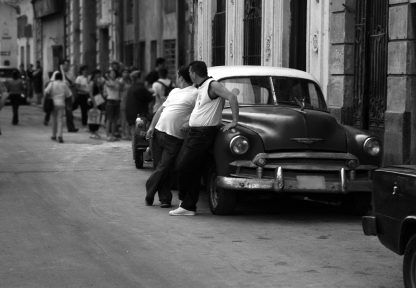 AÑOS 50: Los turistas están encantados con la estética de los coches antiguos, pero la situación económica no permite que la gente compre coches nuevos y la gasolina está racionada. Foto: Istock