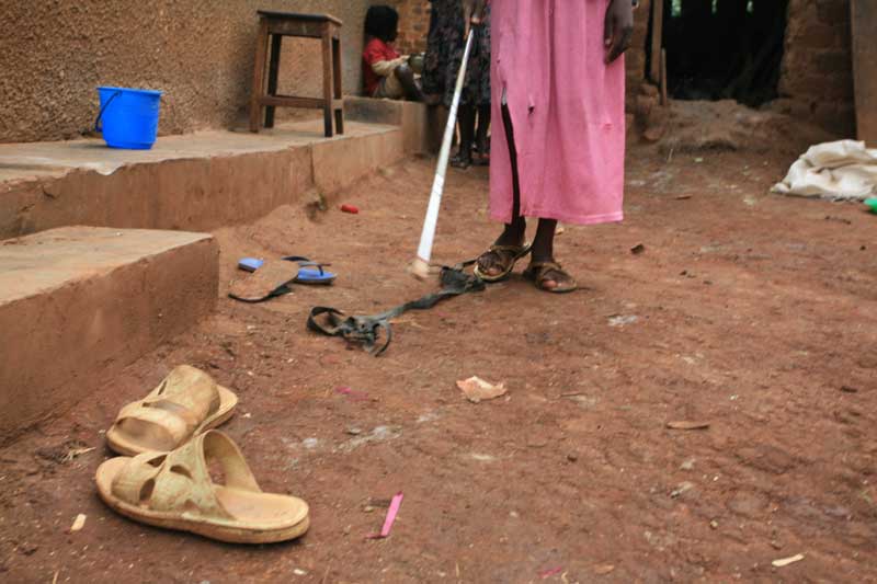 Christine fra Uganda må lære seg å bruke hvit stokk. Det er ikke lett. Foto: Glenna Gordon