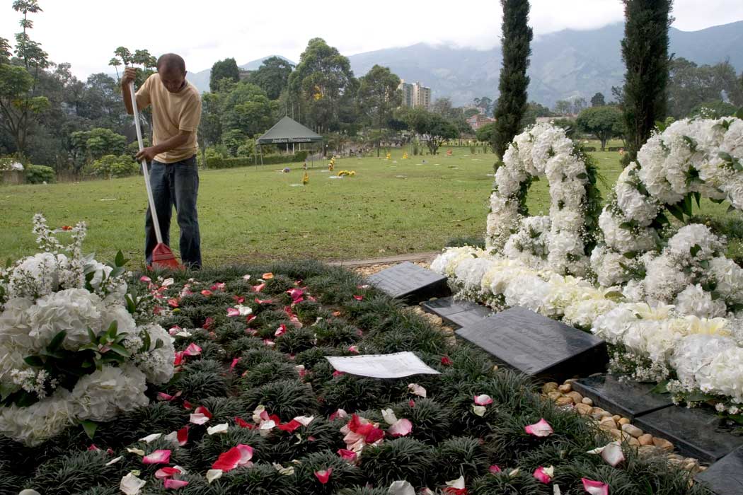 Pablo Esocbars gravplass i Medellín er den største og mest velholdte. Noen har lagt et brev på graven hans. Foto: Jota Palacios