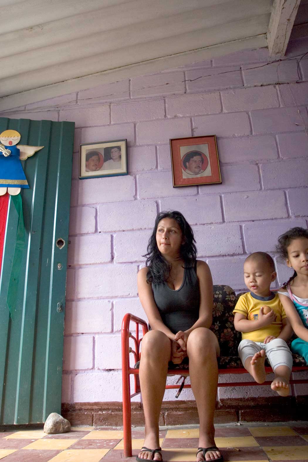 COLOMBIA: Mange av Medellíns innbyggere er fortsatt glade i Pablo Escobar for alt han gjorde for de byens fattige. Blant dem er Sara (21) og hennes foreldre som bor i huset de fikk av ham. Foto: Jota Palacios