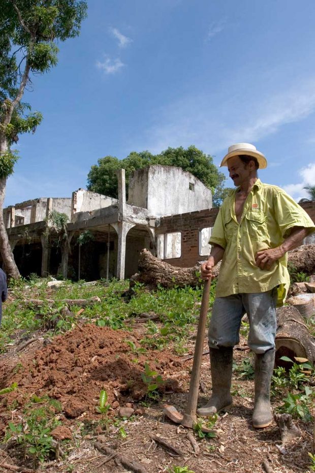 Hacienda Nápoles utenfor Medellín ble overtatt av myndighetene som har gitt eiendommen videre til ubemidlede. De leter fortsatt etter penger i jorda. Foto: Jota Palacios