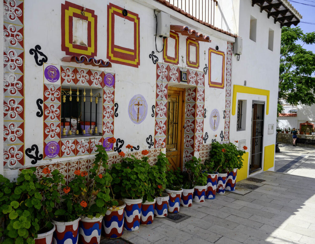 Hus med fasade i Barrio Santa Cruz i Alicante.