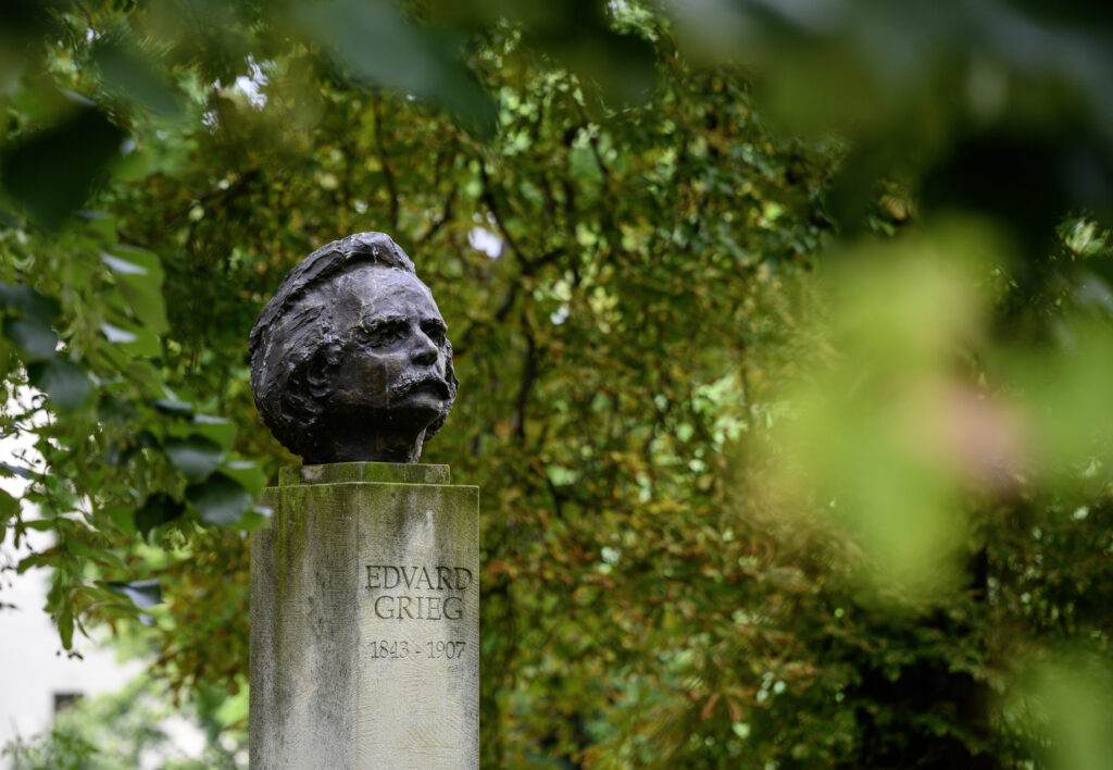 Edvard grieg statue